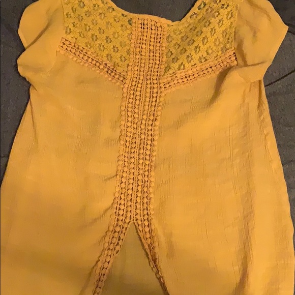 yellow, pattern blouse, little open back - Picture 2 of 2